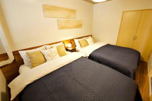 a bedroom with two beds in a room at OKU - Nakasendo - in Shiojiri
