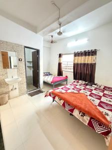 a bedroom with a bed and a sink at Gurukrupa Yatri Nivas in Kolhapur +28 photos