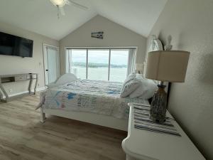 a bedroom with a bed and a window at Spacious Lakeview Condo with 3 BR3 BA and Pool in Lake Ozark +46 photos