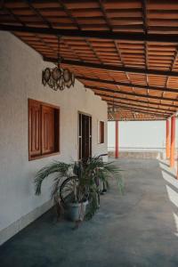a building with a potted plant in a courtyard at Aconchego do Peruaçu in Itacarambi