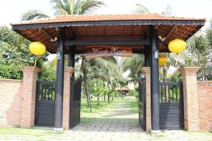 a gate with a sign that reads wicker garage at Woods House Homestay in Sa Ðéc