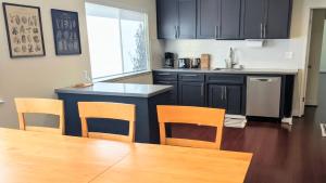a kitchen with black cabinets and a table and chairs at Silicon Valley Stays Casa Dos in Mountain View