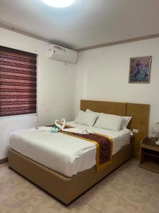 ein Schlafzimmer mit einem großen Bett in einem Zimmer in der Unterkunft Csm Clark Hotel in Pampang