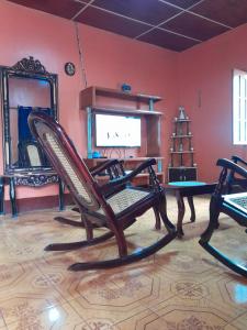 a room with chairs and a table and a mirror at CASA MARCELa in Altagracia