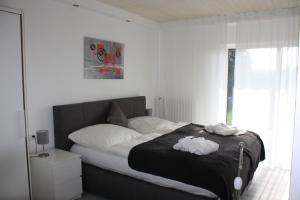 um quarto com uma cama com duas toalhas em Ferienwohnung Schlossblick - 4 Sterne Sauna Pool Whirlpool privat em Braunfels