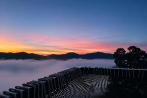 a view of a mountain with clouds and a sunset at 4sky in Ban Kai Noi