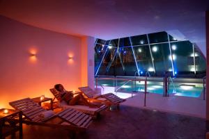 Bazén v ubytování Val di Luce SPA Resort nebo v jeho okolí