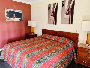 a hotel room with a bed and a surfboard in it at San Clemente Surf Inn in San Clemente