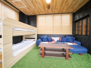ein Wohnzimmer mit Sofa und Etagenbett in der Unterkunft E E House in Numazu