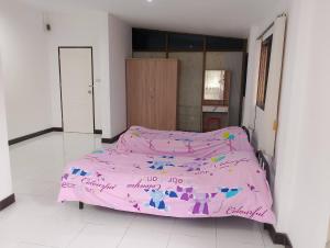 a bed with a pink comforter in a room at Jr - House 2 34-103 in Ban Talat Rangsit +20 photos