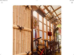 a group of bikes parked next to a building at Mitte Lodge 健やかな大人達の田舎ホームステイ1日1組限定で駅送迎と3食家庭料理体験付き in Atami