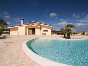 una casa con piscina frente a una casa en Stunning Holiday Home in Melissano with Swimming Pool, en Melissano