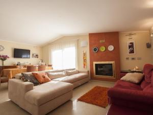 sala de estar con sofá y chimenea en Stunning Holiday Home in Melissano with Swimming Pool, en Melissano