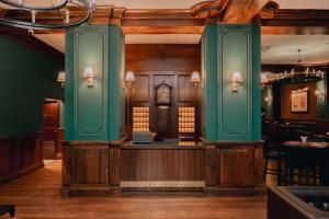 a bar with green columns in a restaurant at The Steuart by Citrus in Colombo