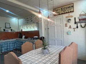 ein Esszimmer mit Tisch und Stühlen und eine Küche in der Unterkunft Pines View in Kayagan
