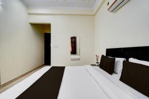 a large bed in a room with black and white at Hotel O Railway Station Road Formerly Alwar Delight in Alwar +40 photos