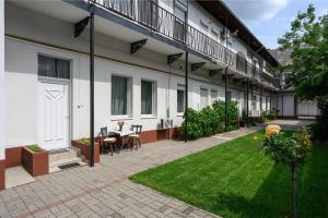a courtyard of an apartment building with a table and chairs at DowntownKate in Debrecen