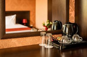 a tray with glasses on a table in a hotel room at CİTY HOME tüyap in Esenyurt