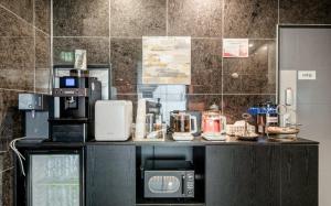 a coffee shop with a counter with a coffee machine at 부산 연산동 MU Plus 호텔 in Kŏje