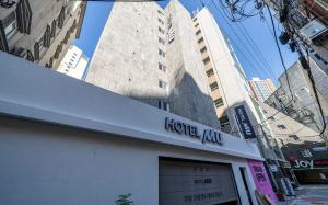 a hotel km sign on the front of a building at 부산 연산동 MU Plus 호텔 in Kŏje