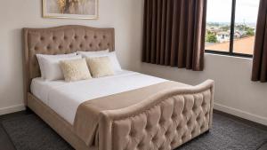 a large bed in a room with a window at hotel barmel in Siguatepeque