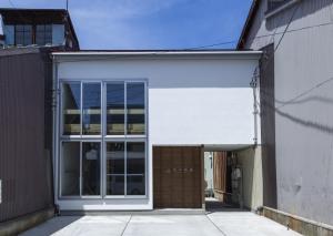 a building with a white garage door at 鈴木旅館 in Joetsu