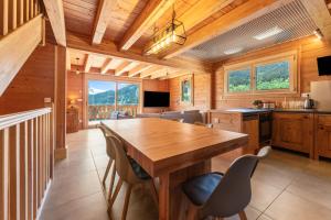 a kitchen with a large wooden table and chairs at Les chalets Super Geants in Saint-François-Longchamp