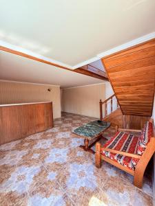 an empty room with a staircase and a couch at Wey Stop in K'vemo Alvani