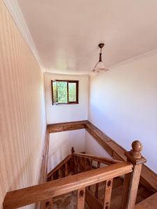 a room with a wooden staircase with a window at Wey Stop in K'vemo Alvani