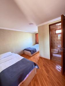 a bedroom with two beds and a bathroom with a tub at Wey Stop in K'vemo Alvani +4 photos