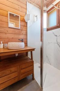 a bathroom with a sink and a shower at Les chalets Super Geants in Saint-François-Longchamp +36 photos