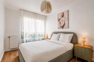 a bedroom with a large bed and a window at Bright & Spacious Apartment near Paris 6 Guests in Clichy