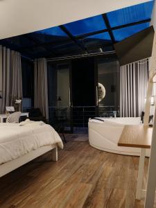 a bedroom with a bed and a bath tub at Xaxa Lodge in Tarma