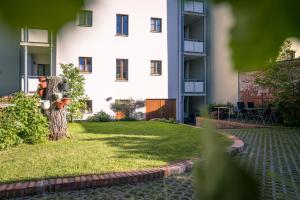 a large white building with a yard in front of it at Gästehaus Am Hothertor in Görlitz