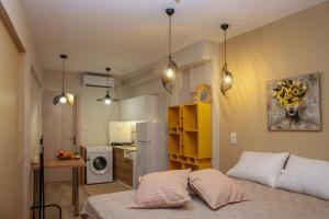 a small apartment with a bed and a kitchen at Cozy Twins - Petra in Kavála