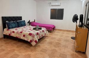 ein Schlafzimmer mit Bett und Flachbildfernseher in der Unterkunft ApartWestern in Chilecito