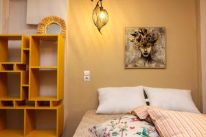 a bedroom with a bed and a painting on the wall at Cozy Twins - Petra in Kavála +15 photos