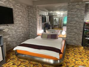 a bedroom with a large bed in a room at ホテルシルクロード ＡｄｕｌｔＯｎｌｙ in Hiroshima