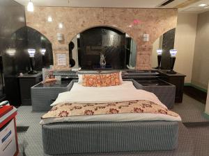 a bedroom with a large bed in a room at ホテルシルクロード ＡｄｕｌｔＯｎｌｙ in Hiroshima
