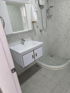 ein Badezimmer mit Waschbecken, Dusche und Toilette in der Unterkunft Ahoyinn in Alcoy + 18 Fotos