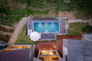 an overhead view of a swimming pool with an umbrella at Ella 100 View Cottage in Ella