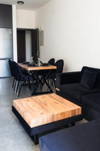 ein Wohnzimmer mit einem Tisch und einem Sofa in der Unterkunft Rois Constructions in Nikosia