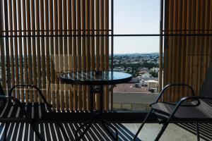 Ein Tisch und Stühle auf einem Balkon mit Aussicht in der Unterkunft Rois Constructions in Nikosia
