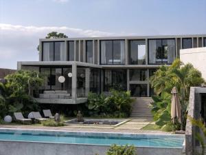 an image of a house with a swimming pool at Predmet Kabakaba Resort in Tumbak Bayuh