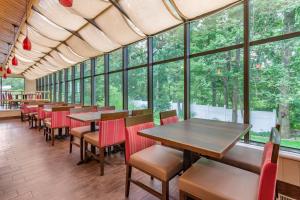 a dining room with tables and chairs and windows at Comfort Inn West Hazleton in West Hazleton
