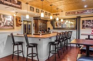 a bar with black stools at a restaurant at The Federal Pointe Inn Gettysburg, an Ascend Collection Hotel in Gettysburg
