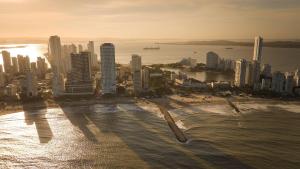 eine Luftaufnahme einer Stadt mit Gebäuden und dem Meer in der Unterkunft Hotel Caribe by Faranda Grand, a member of Radisson Individuals in Cartagena de Indias