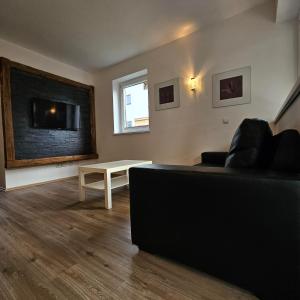 a living room with a couch and a table at Apart Hannah in Uderns