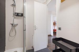 ein Badezimmer mit Dusche und Waschbecken in der Unterkunft Melody in Sitges + 25 Fotos
