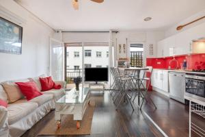 ein Wohnzimmer mit Sofa und Tisch in der Unterkunft Melody in Sitges